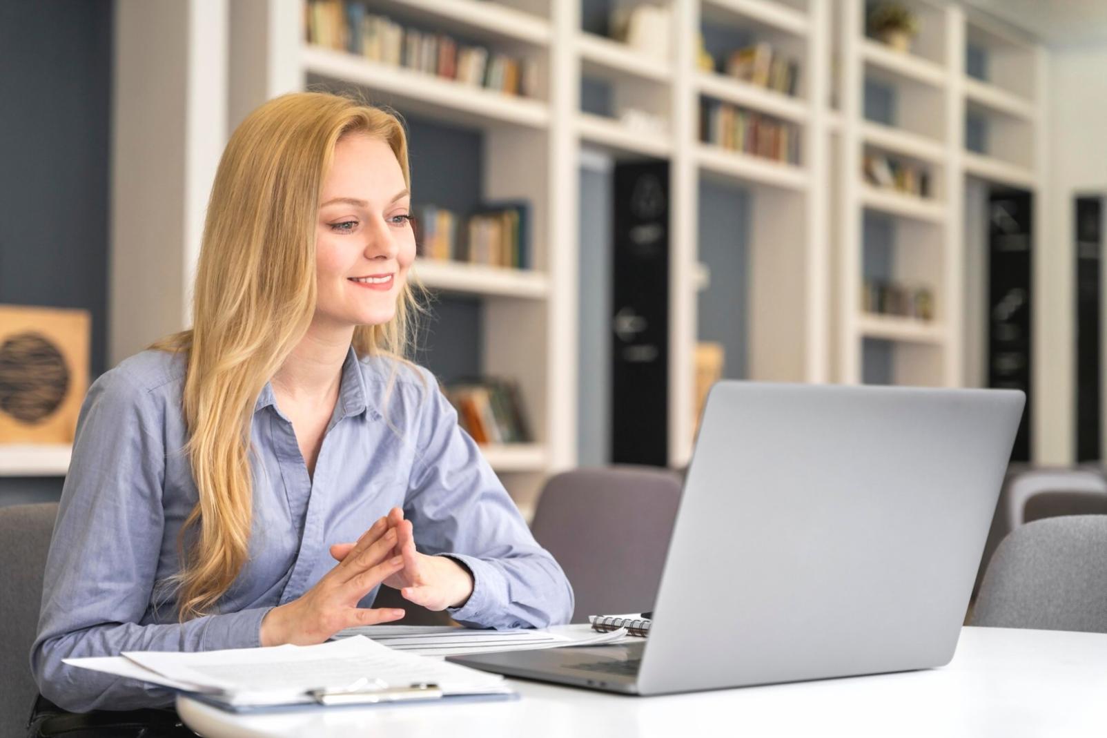 Personne organisant son budget personnel sur ordinateur